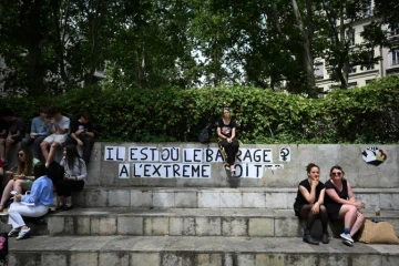 Favoris des sondages, le Rassemblement national et le Nouveau Front populaire poussent pour une recomposition, encore incertaine, du paysage politique en France