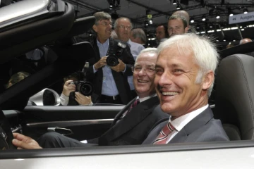 Martin Winterkorn (G), alors PDG de Volkswagen et Matthias Müller, alors PDG de Porsche, dans une Porsche 911, le 25 juin 2012 à Stuttgart