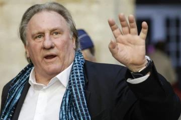 Gérard Depardien salue la foule à son arrivée pour un festival à Bruxelles, le 25 juin 2018