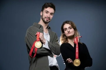 Les patineurs Guillaume Cizeron et Gabriella Papadakis, champions olympiques de danse sur glace aux Jeux de Pékin, posent lors d'une séance photo, le 23 février 2022 à Paris