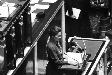 Simone Veil, ministre de la Santé du gouvernement de Valéry Giscard d'Estaing,  demande la légalisation de l'avortement à la tribune de l'Assemblée nationale, le 26 novembre 1974 à Paris