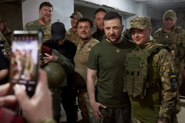 Le président ukrainien Volodymyr Zelensky posant avec une militaire à Mykolaïv, le 18 juin 2022
