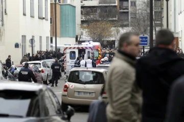 Pompiers et policiers devant le siège de l'hebdomadaire satirique Charlie Hebdo le 7j janvier 2015 à Paris