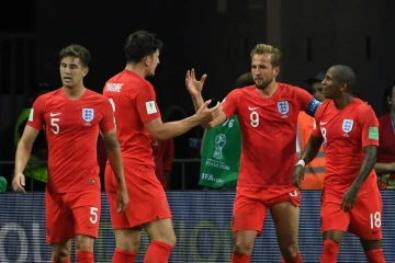 L'attaquant anglais Harry Kane félicité par ses coéquipiers après son 2e but face à la Tunisie lors du Mondial, le 18 juin 2018 à Volgograd