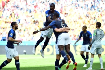 Le milieu de l'équipe de France Paul Pogba félicité par ses coéquipiers après son but contre l'Australie lors du Mondial, le 16 juin 2018 à Sotchi