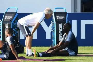 Le sélectionneur des Bleus Dicier Deschamps (g) parle au milieu Didier Drogba à la fin d'une séance d'entraînement, le 19 janvier 2018 à Istra