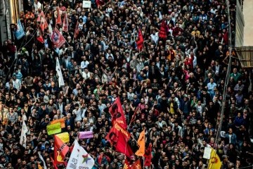 Des milliers de manifestants défilent le 10 octobre 2015 à Istanbul après le pire attentat meurtrier commis en Turquie 