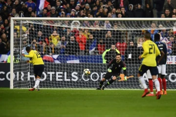 Le milieu de terrain colombien Juan Fernando Quintero marque le 3e but de son équipe contre la France lors d'un match amical au Stade de France, le 23 mars 2018