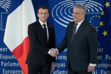 Le président Emmanuel Macron (g) est accueilli par le président du Parlement européen Antonio Tajani, le 17 avril 2018 à Strasbourg