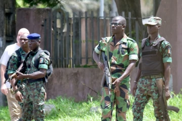 Des soldats rebelles près de l'entrée du quartier général de l'armée ivoirienne à Abidjan le 12 mai 2017 