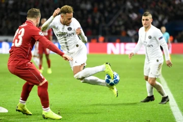 La star du PSG Neymar contre Liverpool devant son coéquipier Marco Verratti en Ligue des champions, le 28 novembre 2018 au Parc des Princes  