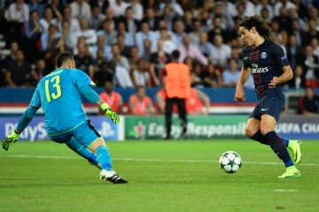Face à face entre le gardien d'Arsenal David Ospina et l'attaquant du PSG Edinson Cavani, le 13 septembre 2016 au Parc des Princes