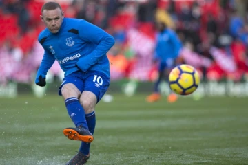 L'attaquant anglais d'Everton, Wayne Rooney, s'échauffe avant un match du Championnat d'Angleterre contre Stoke City, le 17 mars 2018 à Stoke-on-Trent (centre de l'Angleterre)
