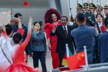Le président du Cameroun Paul Biya (centre) à son arrivée à Pékin le 4 septembre 2024 pour assister au Forum de la coopération Chine-Afrique