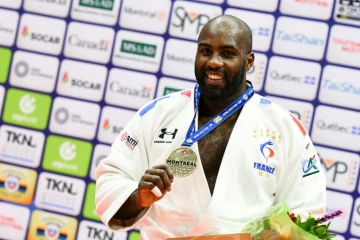 Le Français Teddy Riner pose avec sa médaille après avoir remporté la finale du Grand Prix de Montréal, le 7 juillet 2019 