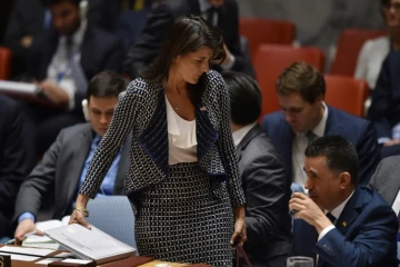 L'ambassadrice américaine aux Nations unies, Nikki Haley, quitte la réunion du Conseil de sécurité, le 13 avril 2018 à New York