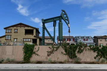 Une pompe utilisée pour extraire le pétrole dans un quartier résidentiel de Signal Hill, en Californie, le 25 septembre 2019 