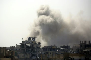 De très violents combats opposent les forces antijihadistes soutenues par Washington en Syrie au groupe Etat islamique (EI) au coeur de son principal bastion de Raqa, le 13 août 2017