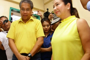Candidat du parti au pouvoir pour l'élection présidentielle, Mar Roxas et sa femme Korina Sanchez-Roxas à leur arrivée au bureau de vote de Roxas City, dans la province de Capiz (centre) le 9 mai 2016