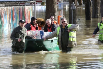 Des employés municipaux transportent des habitant en barque sur la Marne en crue à Gournay-sur-Marne près de Paris, le 2 février 2018