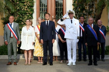 Le président français Emmanuel Macron (G) lors des cérémonies pour les 80 ans de la libération de Bormes-les-Mimosas (Var), le 17 août 2024 