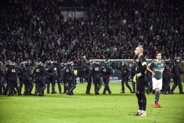 Les forces de l'ordre déployées lors d'incidents durant le derby Saint-Etienne - Lyon, le 5 novembre 2017,  au stade Geoffroy-Guichard