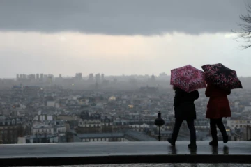 Des promeneurs sur la Butte Montmartre, à Paris, le 16 janvier 2018