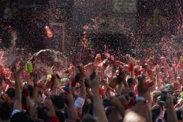 Des milliers de fêtards s'aspergent de vin rouge au coup d'envoi des fêtes taurines à Pampelune (nord de l'Espagne), le 6 juillet 2016