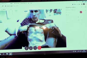 Dans cette capture d'écran, l'ex-président géorgien emprisonné Mikheil Saakashvili apparaît en liaison vidéo depuis une clinique lors d'une audience à Tbilissi, le 3 juillet 2023.