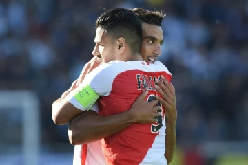 Le Colombien Radamel Falcao buteur pour Monaco contre Angers, félicité par son coéquipier Nabil Dirar, le 8 avril 2017 au stade Raymond Kopa