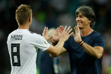 Le buteur décisif de l'Allemagne Toni Kroos (g) félicité par son sélectionneur Joachim Löw après la victoire contre la Suède, le 23 juin 2018 à Sotchi