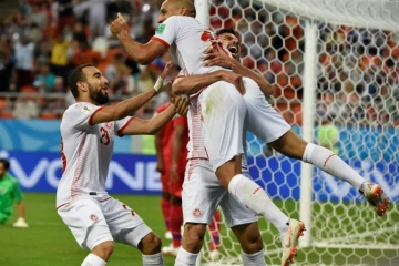 L'attaquant tunisien Wahbi Khazri (c) est félicité par ses coéquipiers après son but contre le Panama, le 28 juin 2018 à Saransk