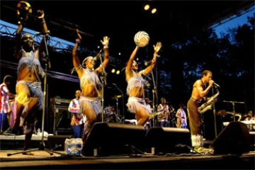 Femi Kuti se produira en concert unique le samedi 26 novembre 2005 à la Ravine Saint-Leu
