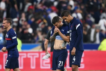La déception des Bleus à l'issue du match perdu contre le Danemark au Stade de France pour leur entrée en lice en Ligue des nations, le 3 juin 2022 