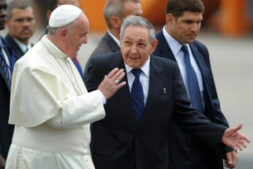 Le pape François est accueilli par le président Raul Castro à l'aéroport de La Havane, le 19 septembre 2015