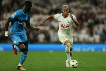 Le Brésilien de Tottenham Richarlison (d) à l'attaque devant le Marseillais Eric Bailly, le 7 septembre 2022 à Londres