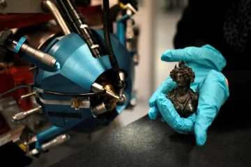 La nouvelle version de l'accélérateur de particules AGLAE est le fruit d'une collaboration entre le CNRS, C2RMF et ChimieParistech, cofinancée par le programme "Investissement d'avenir", la Ville de Paris et le ministère français de la Culture