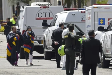 Intervention des secours après l'attentat à la voiture piégée à Bogota le 17 janvier 2019