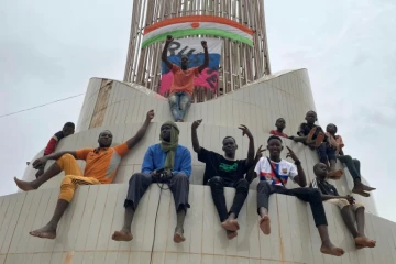Des partisans de la junte au pouvoir au Niger se rassemblent devant l'Assemblée nationale à Niamey, le 27 juillet 2023