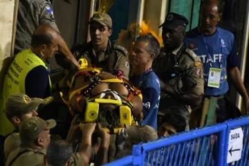 Les pompiers viennent en aide à un membre de l'école de samba des Unidos da Tijuca sur le Sambadrome de Rio de Janeiro, le 28 février 2017