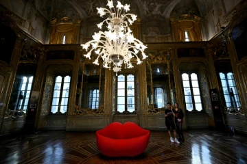 Le canapé "Bocca" (Bouche), conçu en 1971, présenté par Gufram au Palazzo Litta, lors du Salon du meuble de Milan, le 15 avril 2024 

