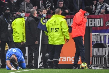 Le meneur de jeu de l'OM Dimitri Payet touché par une bouteille d'eau lancée par un supporter lyonnais depuis le virage nord du Parc OL, le 21 novembre 2021 
