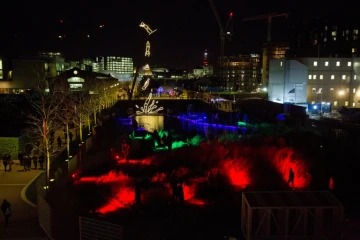Au loin, "Diver" ("Le plongeur") par l'artiste britannique Ron Haselden, une des 30 installations artistiques lumineuses qui célèbrent Londres "by night", pour sa première fête des Lumières, le 14 janvier 2016.