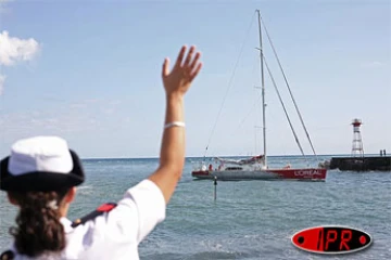 Vendredi 8 septembre 2006 -

Maud Fontenoy est arrivé au port de la Pointe. Elle repartira à la mi-octobre pour boucler un tour du monde en solitaire et à contre-courant