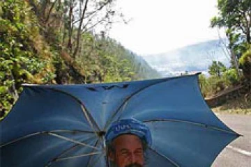 Jeudi 5 avril 2007 - Le Tremblet (Saint-Philippe)

En raison des émanations de gaz volcanique, l'air est difficilement respirable à proximité des coulés