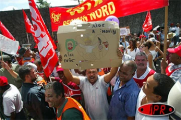 Jeudi 1er avril 2004 - 
Les agents de la SIDR ont manifesté devant le conseil général