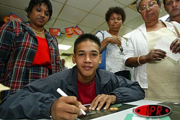 Mardi 2 septembre 2003 -
Séance d'autographes pour le jeune jockey réunionnais