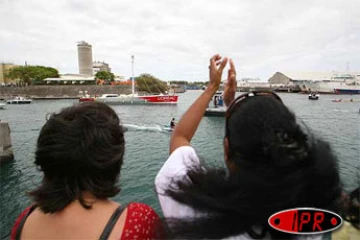 Jeudi 15 mars 2007 -

La navigatrice Maud Fontenoy à son arrivée au port de la Pointe des Galets