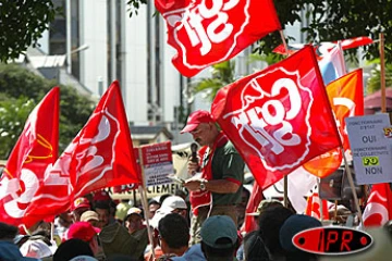 Environ 15 000 personnes ont manifesté à Saint-Denis à l'occasion de la fête du 1er mai 2003. C'est la première fois que la célébration d'un 1er mai rassemble autant de monde à La Réunion