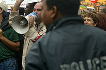 15 000 personnes selon les syndicats (4 000 selon la police) ont manifesté dans les rues de Saint-André (Est) ce mardi 6 mai 2003 pour protester contre &quot;les projet du gouvernement de démantèlement du service public d'Éducation en particulier et du service